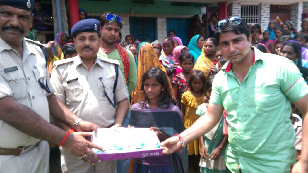 दाउदनगर: बाढ़ पीड़ितों के बीच कपड़ा और खाने पीने की चीज़ों का वितरण