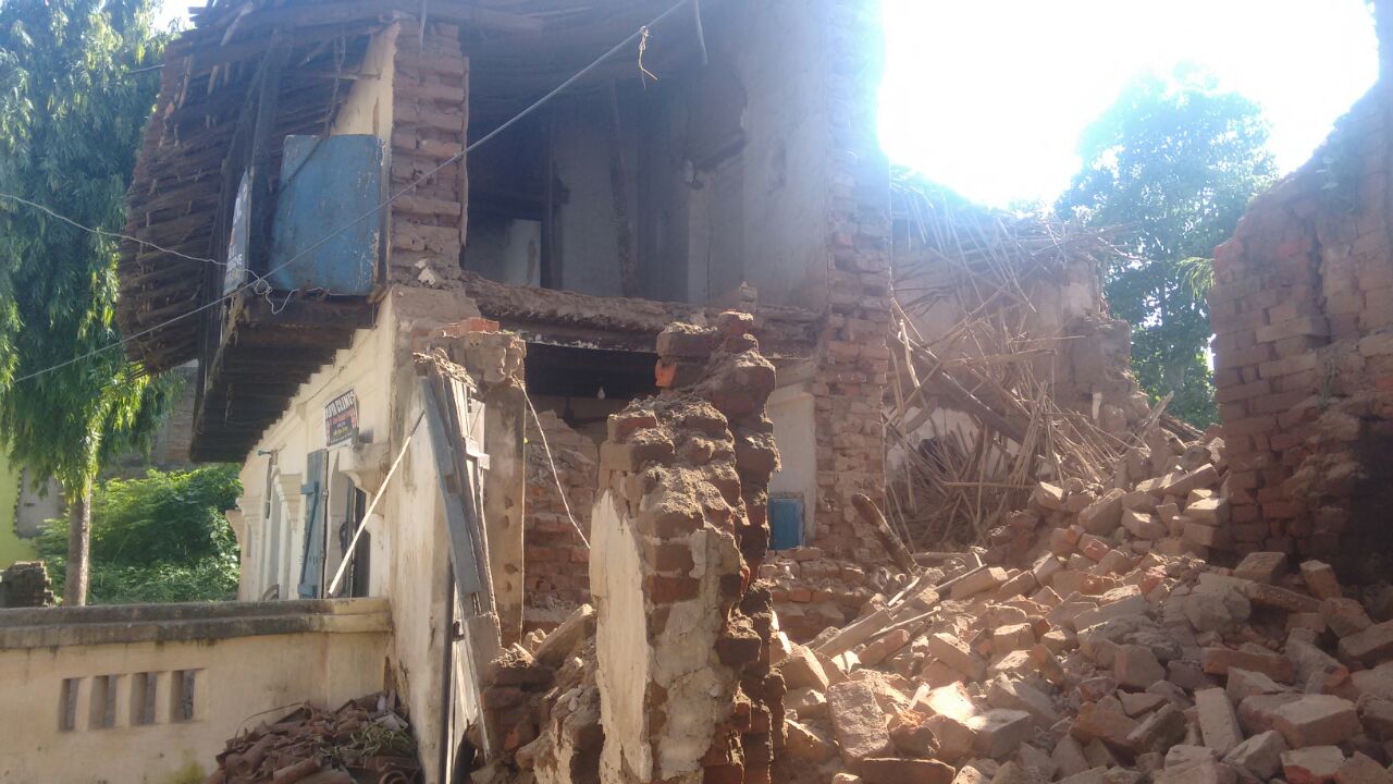 Daudnagar: वर्षों पुराना मकान गिरा, सभी सुरक्षित