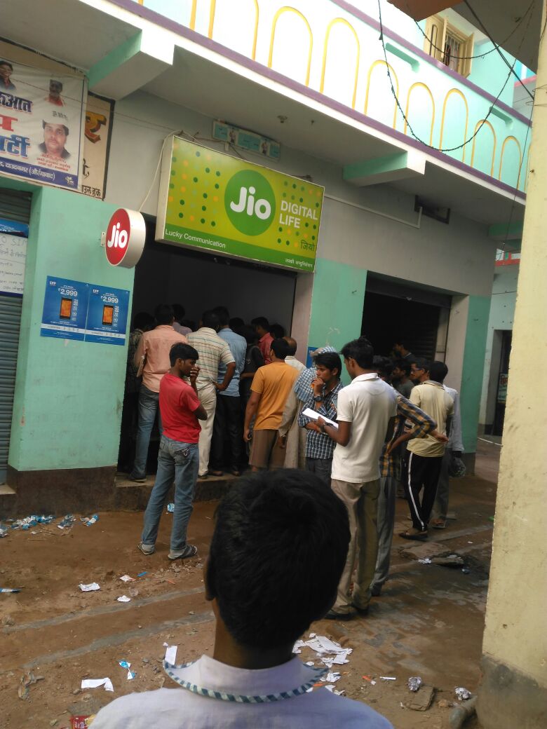 Daudnagar: रिलायंस जियो के धूम में झूम उठे नवजवान