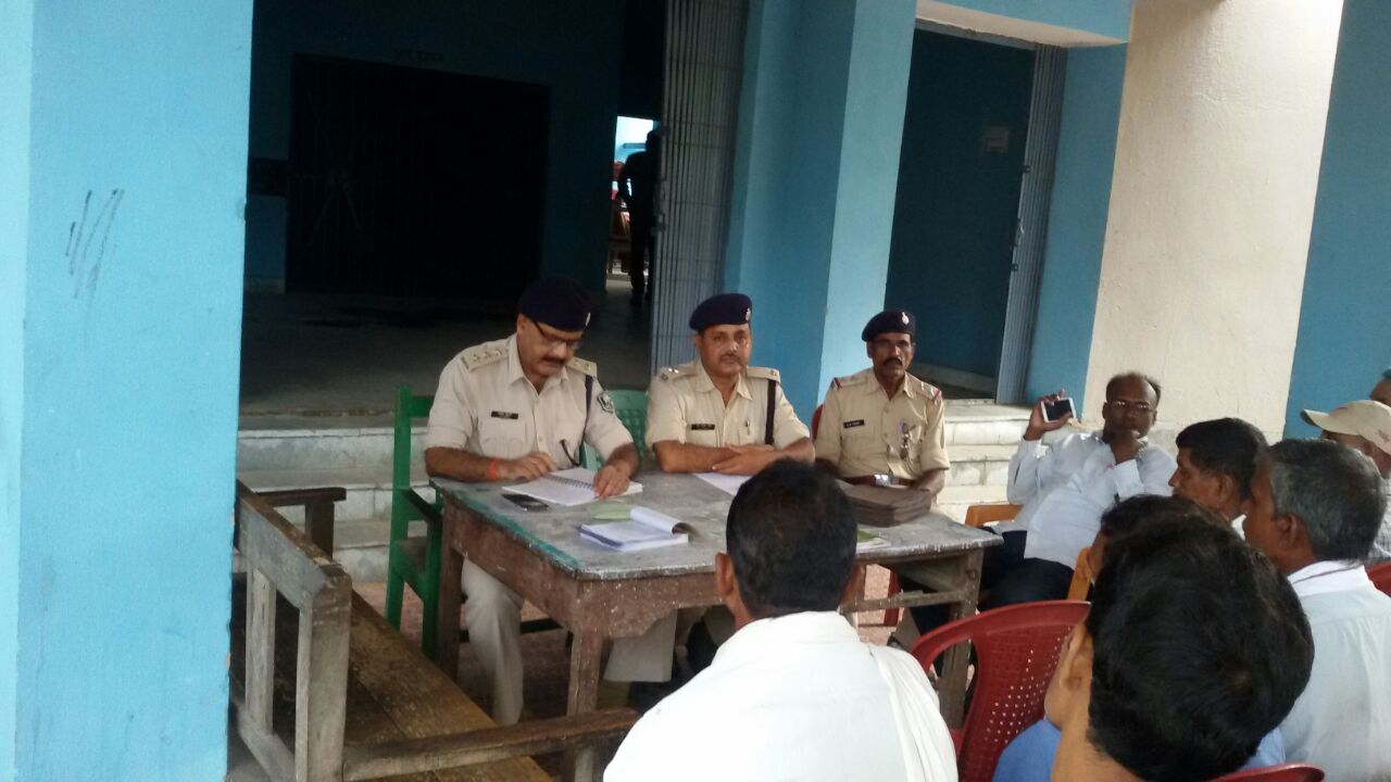 दशहरा और मुहर्रम की तैयारी में लगे शहर के लोग