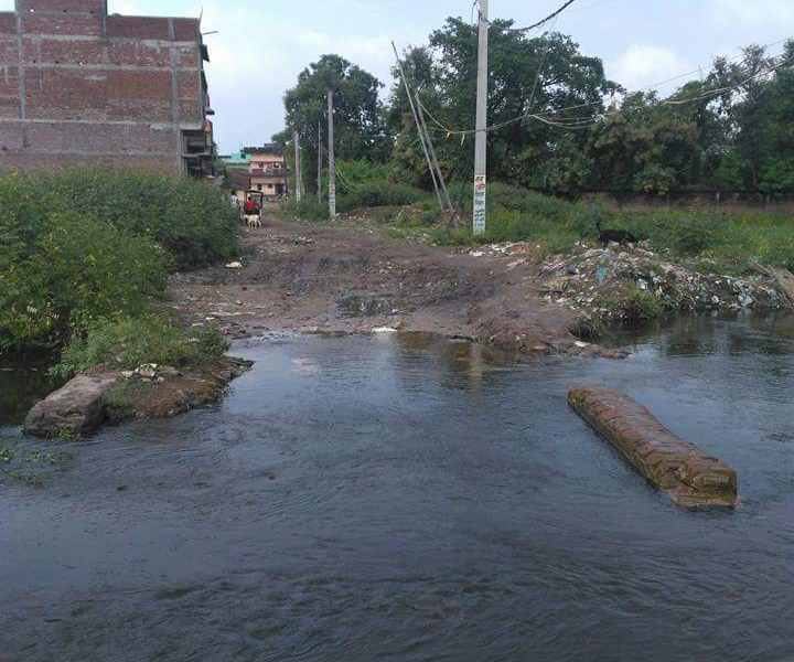 बम रोड के पास जल जमाव से छात्र और स्थानिय लोग परेशान