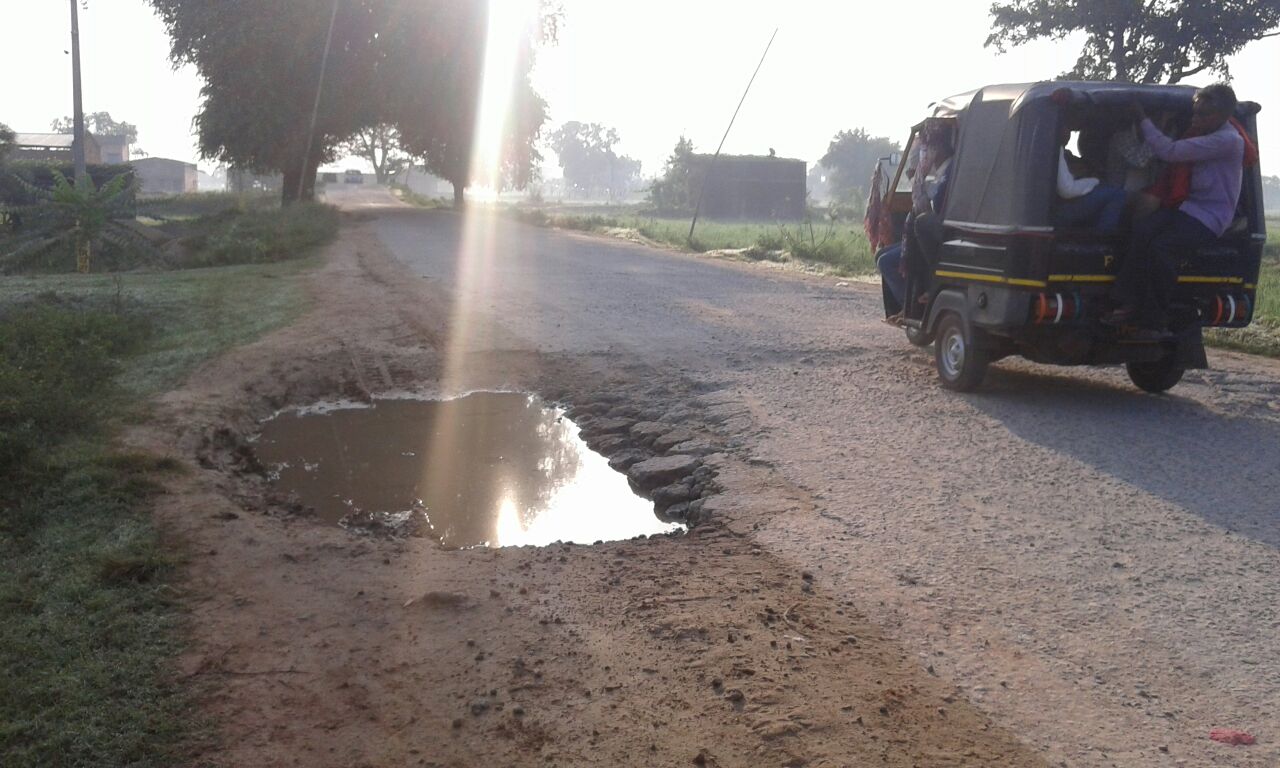 स्टेशन रोड की स्थिति जर्जर, कई वर्षों से नहीं हुआ मरम्मत