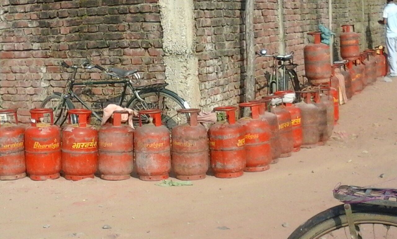 रसोई गैस के लिए लंबी कतार, करना पड़ रहा घंटो इंतज़ार