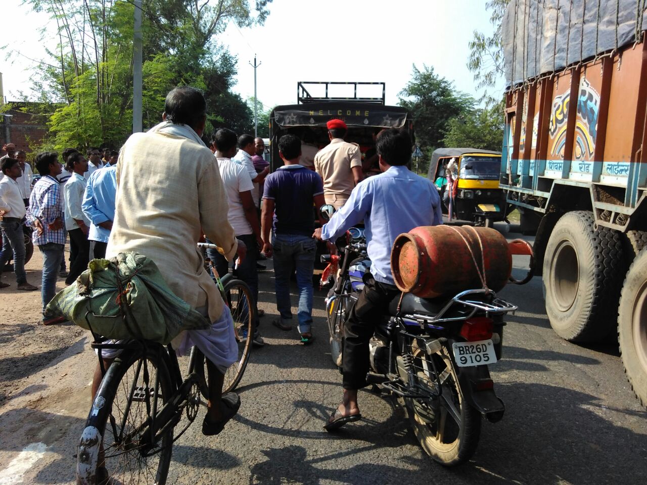 चलती हुई टेम्पो से गिरी बच्ची, सर में आई चोट