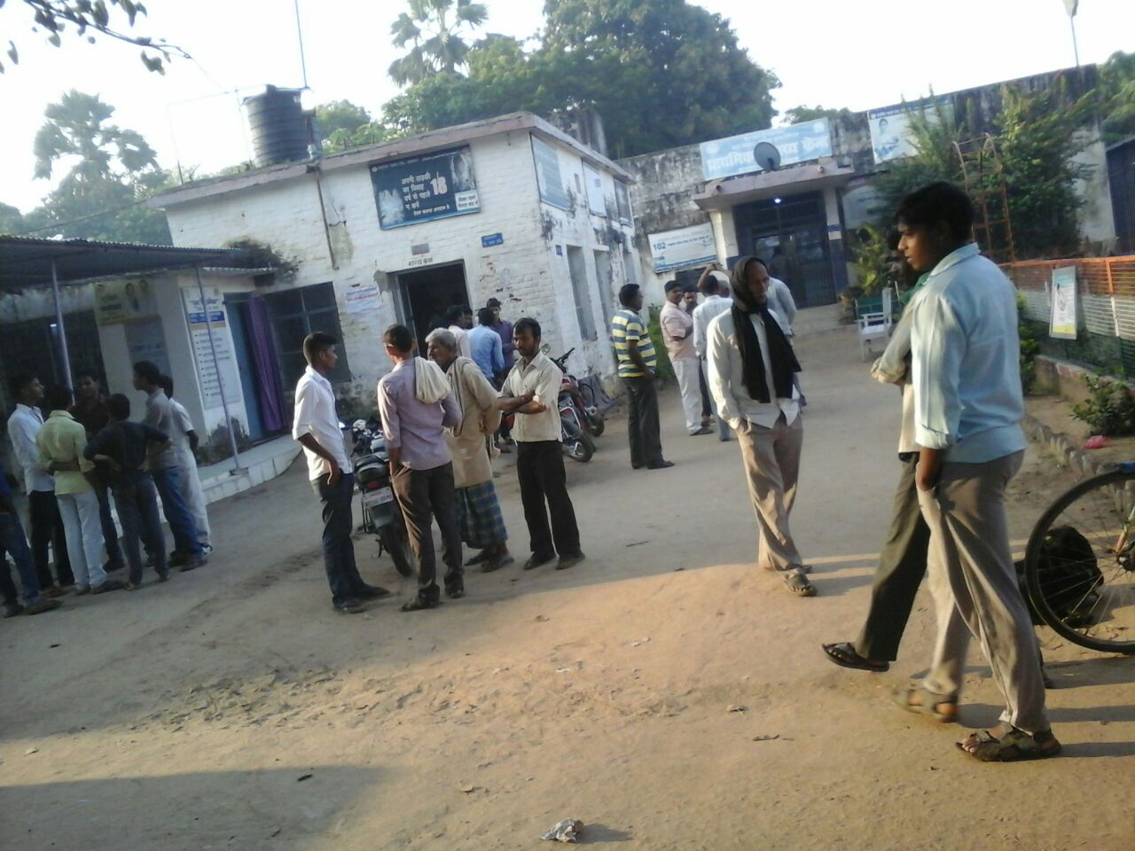 ट्रैक्टर से हुई दुर्घटना में युवक घायल, पीएचसी में चल रहा इलाज