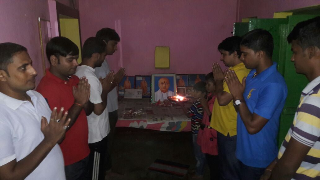 लौह पुरुष सरदार पटेल की जयंती पर पुष्पांजलि करते नगरवासी