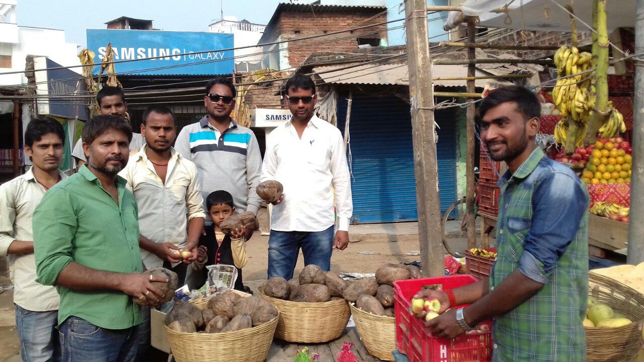 श्रद्धालुओं को दी गई प्रसाद