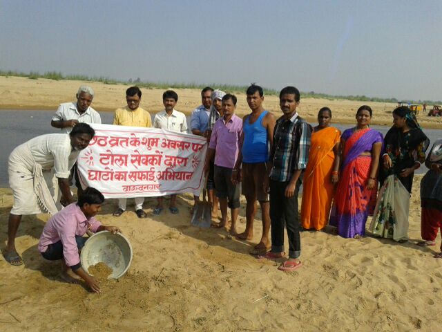 घाटों की सफाई में जुटे साक्षरता कर्मी टोला सेवक