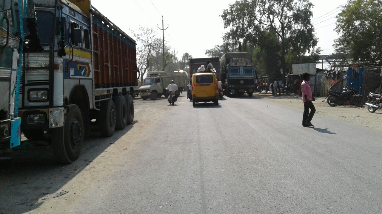 औरंगाबाद: सड़क के किनारे ट्रक पार्किंग से यात्रियों को परेशानी