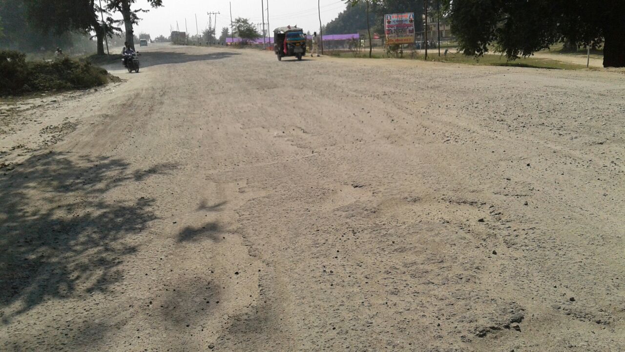 देव: बदहाल सड़क और मनमाना किराए से श्रद्धालु परेशान