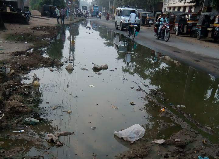 छठ पूजा पर भी भखरुआ मोड़ के पास गन्दगी बरक़रार