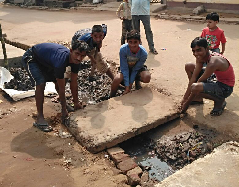 नाले की सफाई और मरम्मत करते स्थानीय लोग