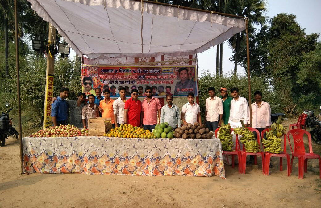 डॉ चंद्रा द्वारा छठ व्रतियों के बीच फलों का वितरण तथा चेंजिंग रूम की व्यवस्था