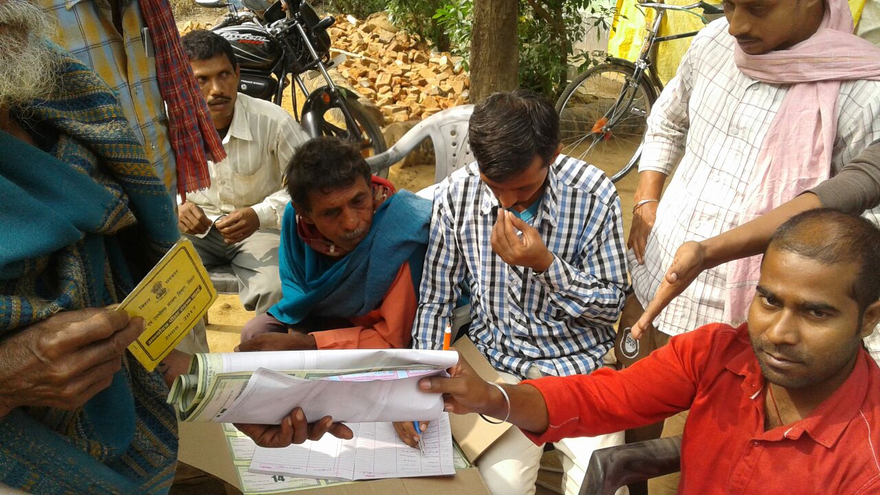 वार्ड संख्या 5 में राशन कार्ड कूपन का वितरण