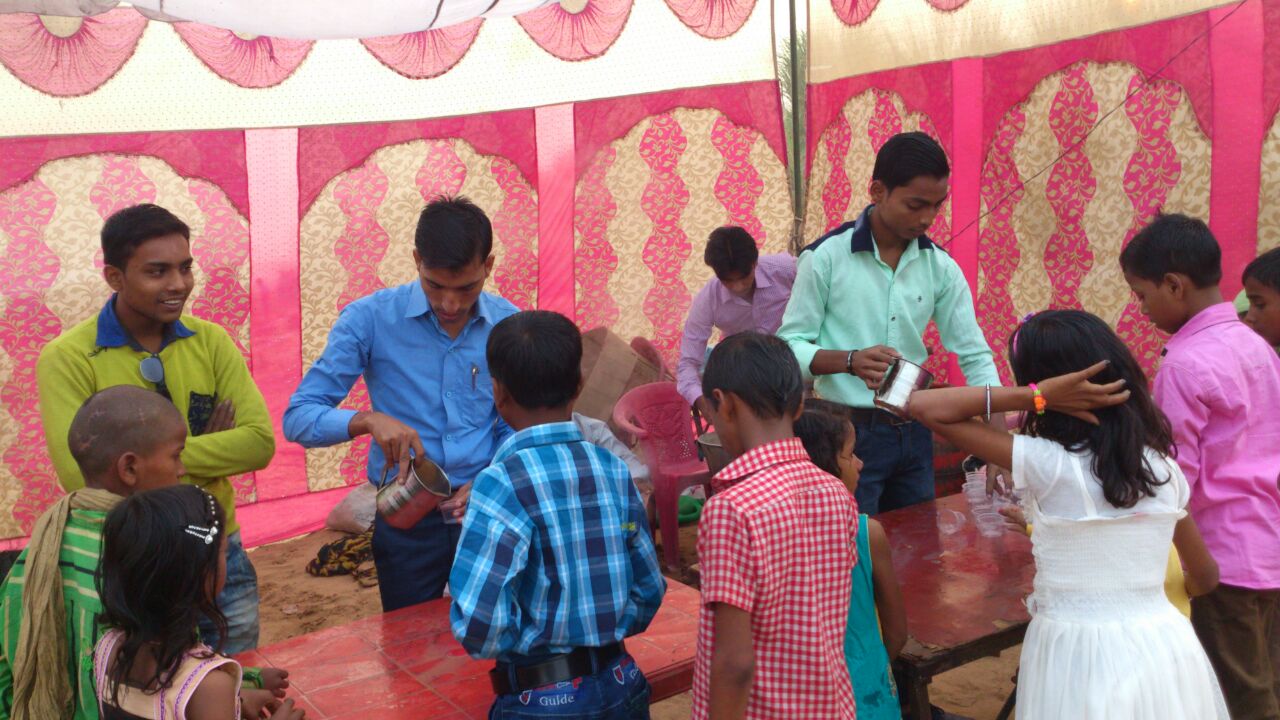 छठ व्रतियों को सूर्य अर्ध्य के पश्चात दी गई चाय