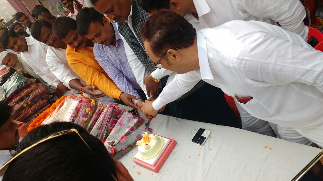 तेजस्वी यादव के जन्मदिन पर केक काटे राजद कार्यकर्त्ता