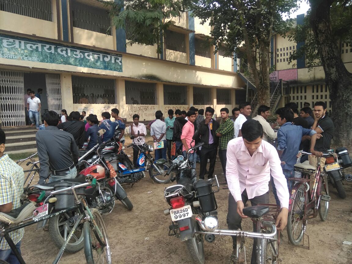 बड़े नोट के चक्कर में फंसे प्रोफेसर, कॉलेज में छात्र कर रहे उनका इंतज़ार