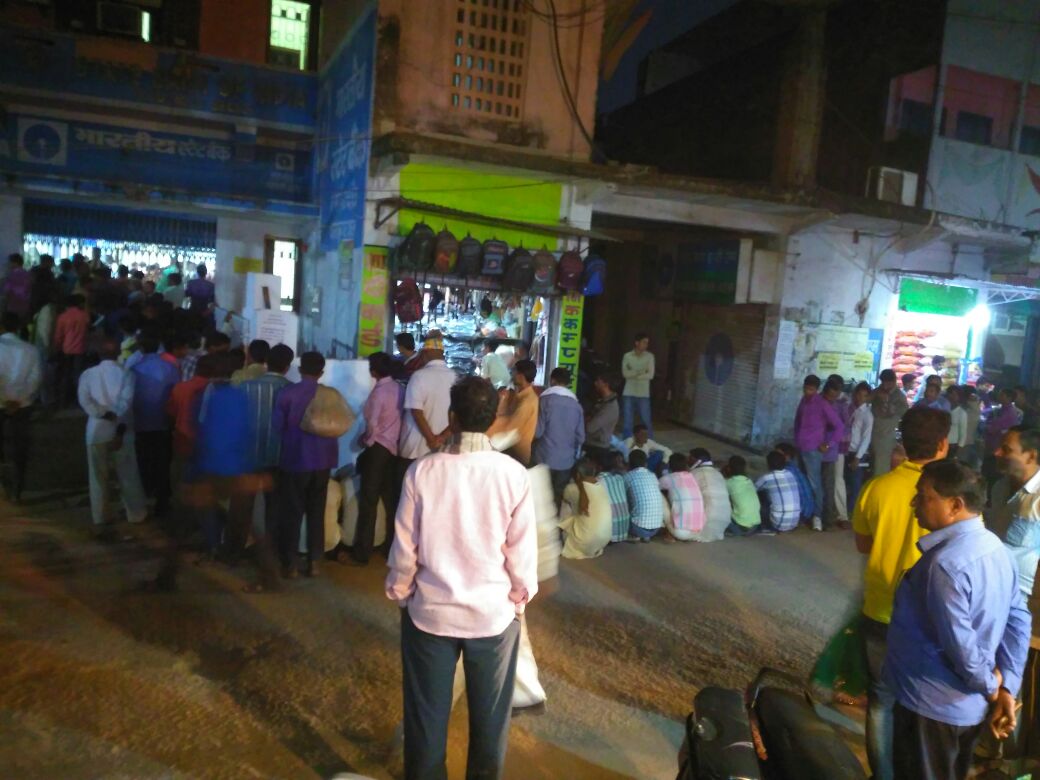 बैंक खुलने के पहले से बंद होने तक करना पड़ा घंटों इंतेज़ार