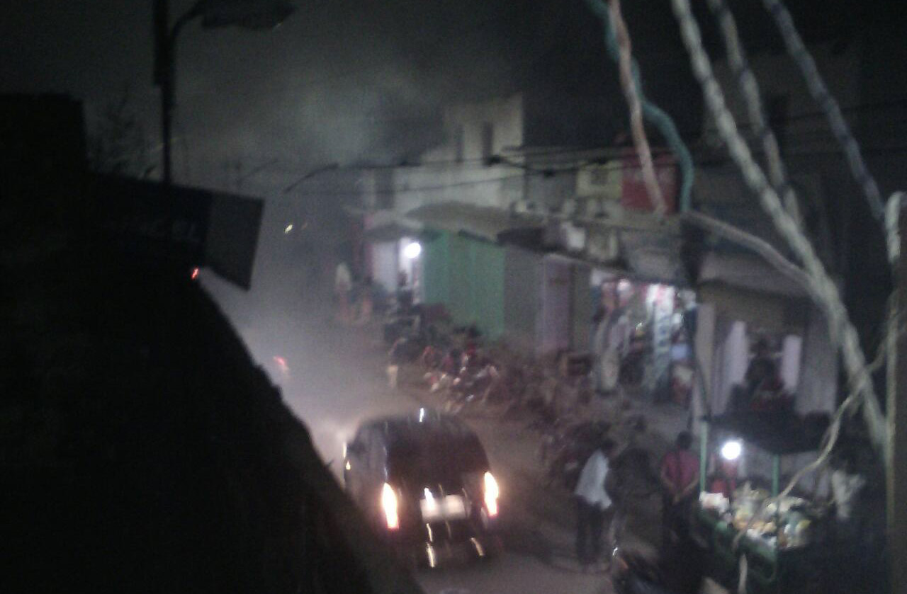 नगरपंचायत द्वारा आज छोड़ा गया मच्छर रोधी धुआँ