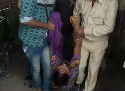 पैसे के लिए लाइन में लगी महिला बेहोश, गिरने से सर में लगी चोट