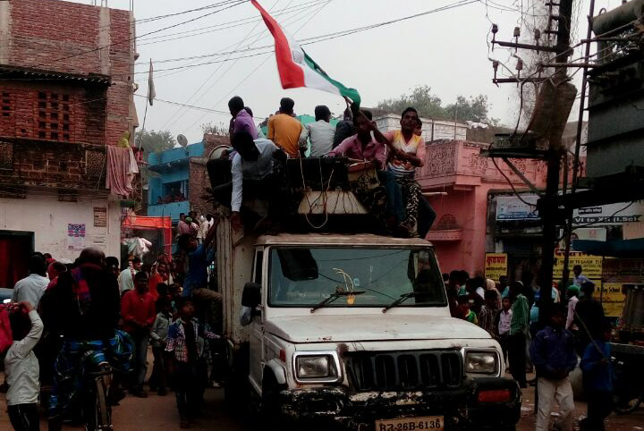 मुहर्रम के चालीसवें के जुलुस में फिर दिखा लहराता हुआ तिरंगा