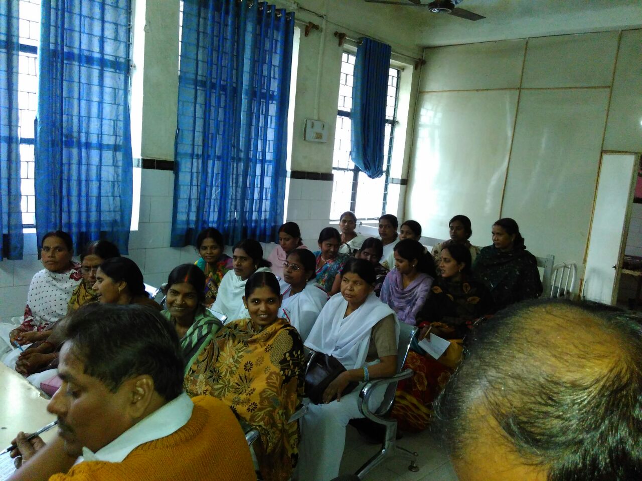 अब पुराने नोट बदले नहीं जा रहे, सिर्फ अकाउंट में जमा लिया जा रहा है