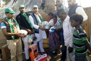 आग से जलकर एक घर राख, युवा राजद ने दी राहत सामग्री