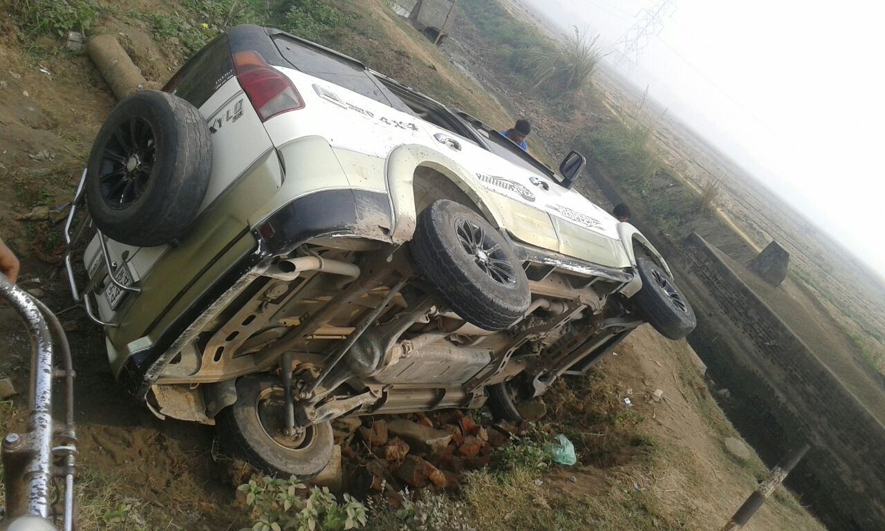 गाड़ी पलटी, बाल-बाल बचे लोग