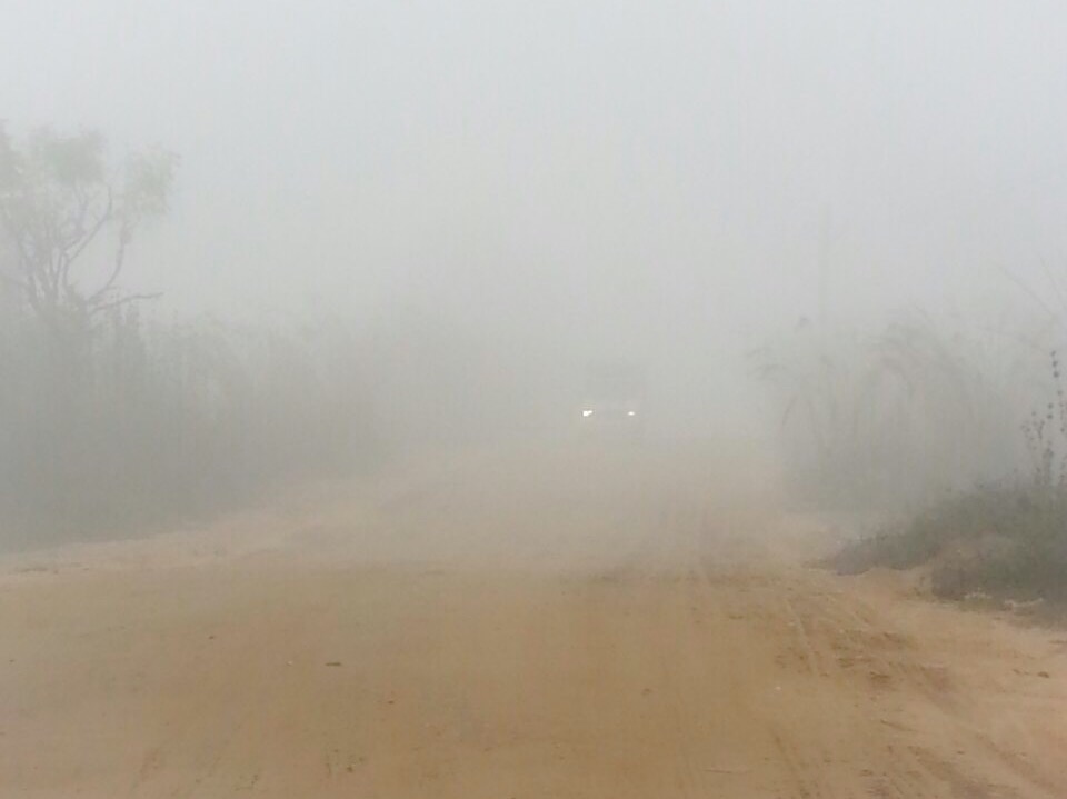 घने कोहरे की चादर में ढका शहर का इलाक़ा