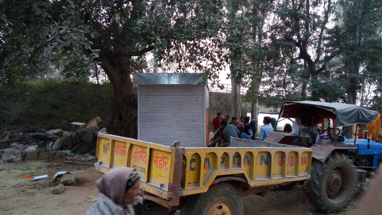 पुल के पास अतिक्रमण हटाने का कार्य किया गया