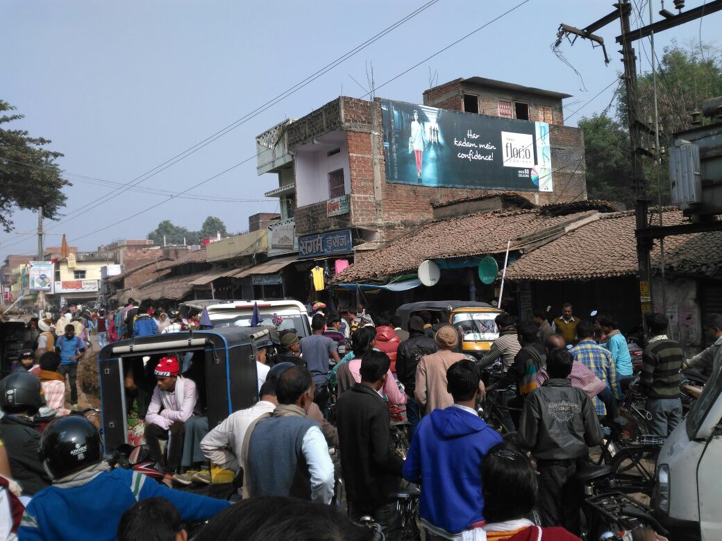 जल सप्लाई के लिए खुदाई से लंबा सड़क जाम