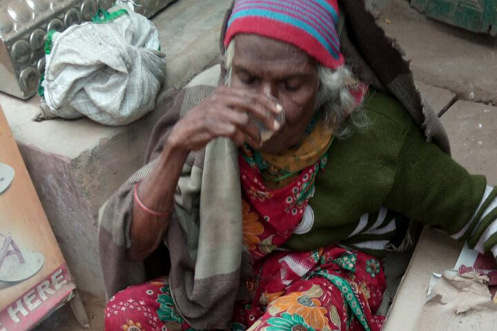 दर दर की ठोकरें खाती एक माँ – बेटे ने दिखाया बाहर का रास्ता