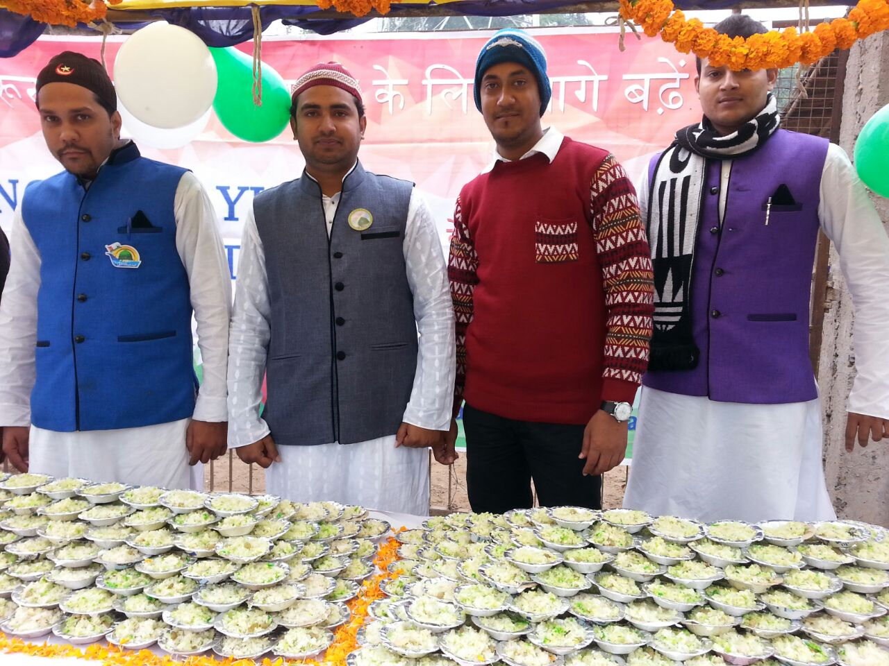 इन्क़लाब युवा कमिटी द्वारा लोगों में तबर्रुक बाँटा गया