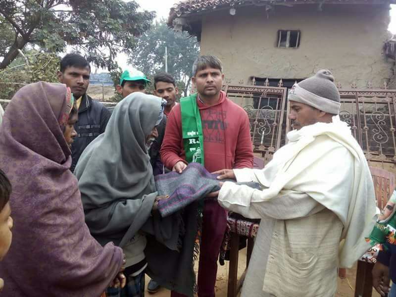 युवा राजद द्वारा ग्रामीणों के बीच कम्बल का वितरण