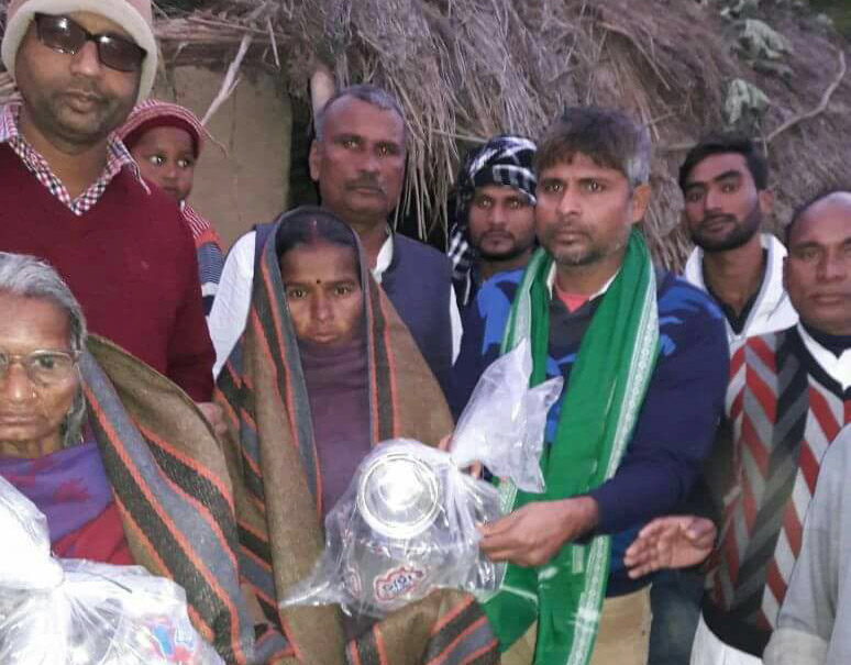 ओबरा के ललारो गांव दो घर जल कर राख, युवा राजद द्वारा राहत सामग्री दी गई