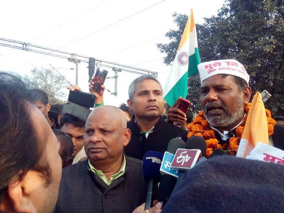 रेल लाईन आन्दोलन समिति ने बिहटा पहुंचकर जाम किया रेल, अगामी बजट में 2800 करोड़ का आश्वाशन के बाद समाप्त हुआ जाम