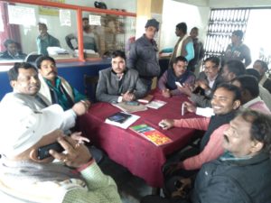 पैक्स अध्यक्षों के साथ बैठक करते बैंक प्रबंधक