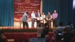 प्रोत्साहन पुरस्कार से शिक्षक महेंद्र को किया गया सम्मानित