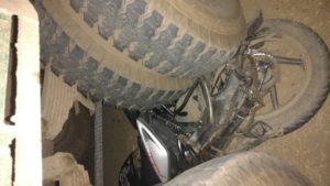 ट्रक और मोटरसाइकिल की हुई टक्कर