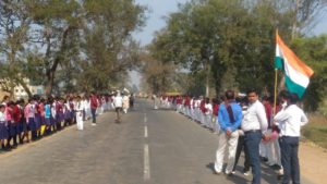 मानव श्रृंखला के दौरान लोगों में दिखा उत्सव का माहौल