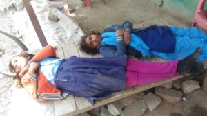 मानव श्रृंखला में शामिल हुई छात्राएं बेहोश