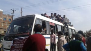 ओवरलोड वाहनों से भी लाये गये बच्चे