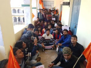 शिक्षा व्यवस्था को लेकर अभाविप ने किया घेराव