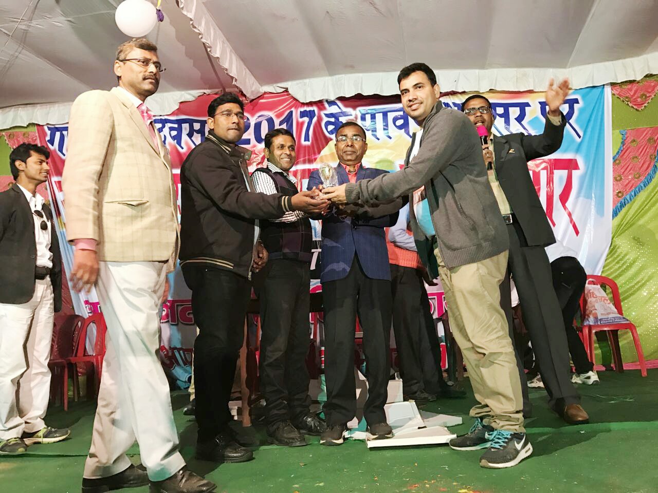 पत्रकारिता के क्षेत्र मेँ दाउदनगर डॉट इन पोर्टल को सम्मानित किया गया