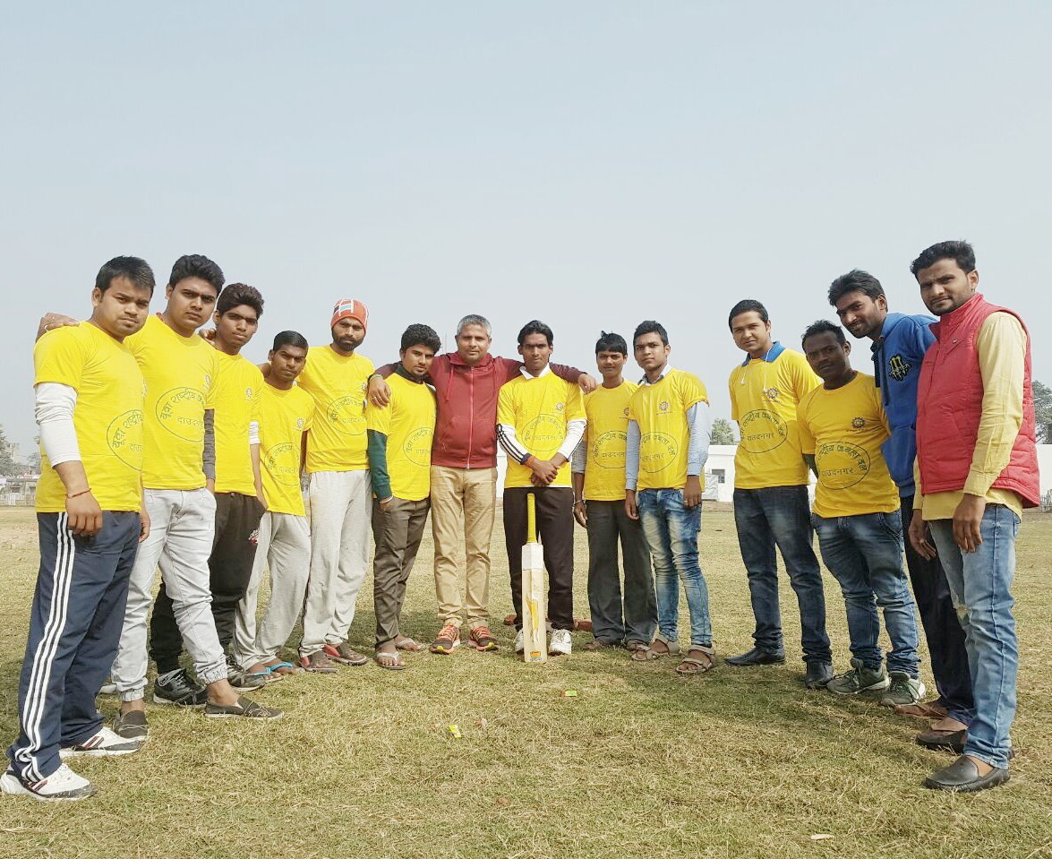 दाउदनगर के युवा राजद के सौजन्य से खिलाड़ियों को भेंट स्वरुप टी-शर्ट दिया गया