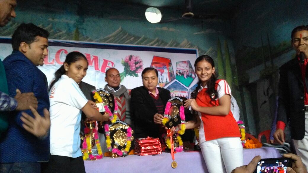 मो० दानिश ने जीता दुर्गा क्लब का डबल और सिंगल बैडमिंटन टूर्नामेंट