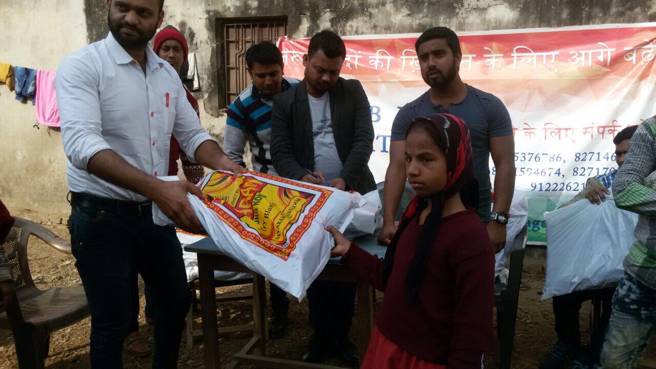 ग़रीब छात्रों तथा जरूरतमंदों के बीच कम्बल का वितरण