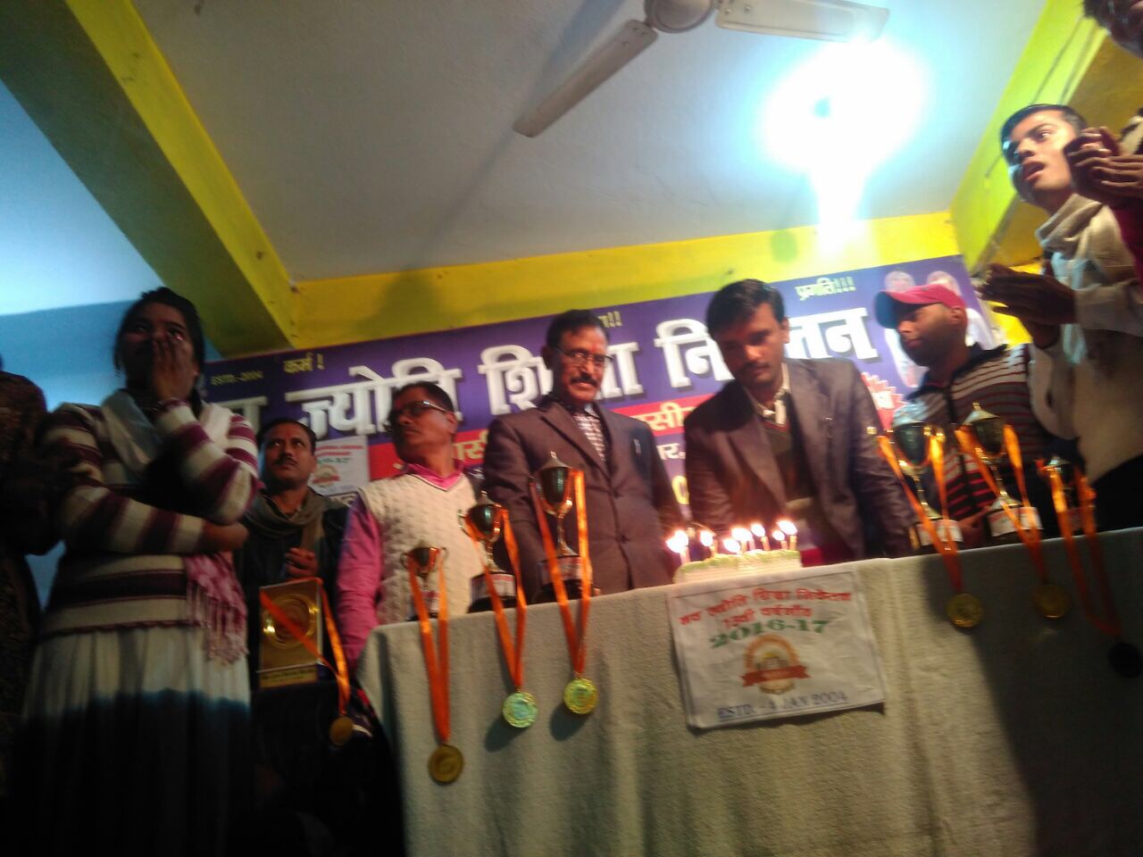 13वीं वर्षगाँठ पर विद्यालय में शानदार कार्यक्रम, कई छात्र हुए सम्मानित