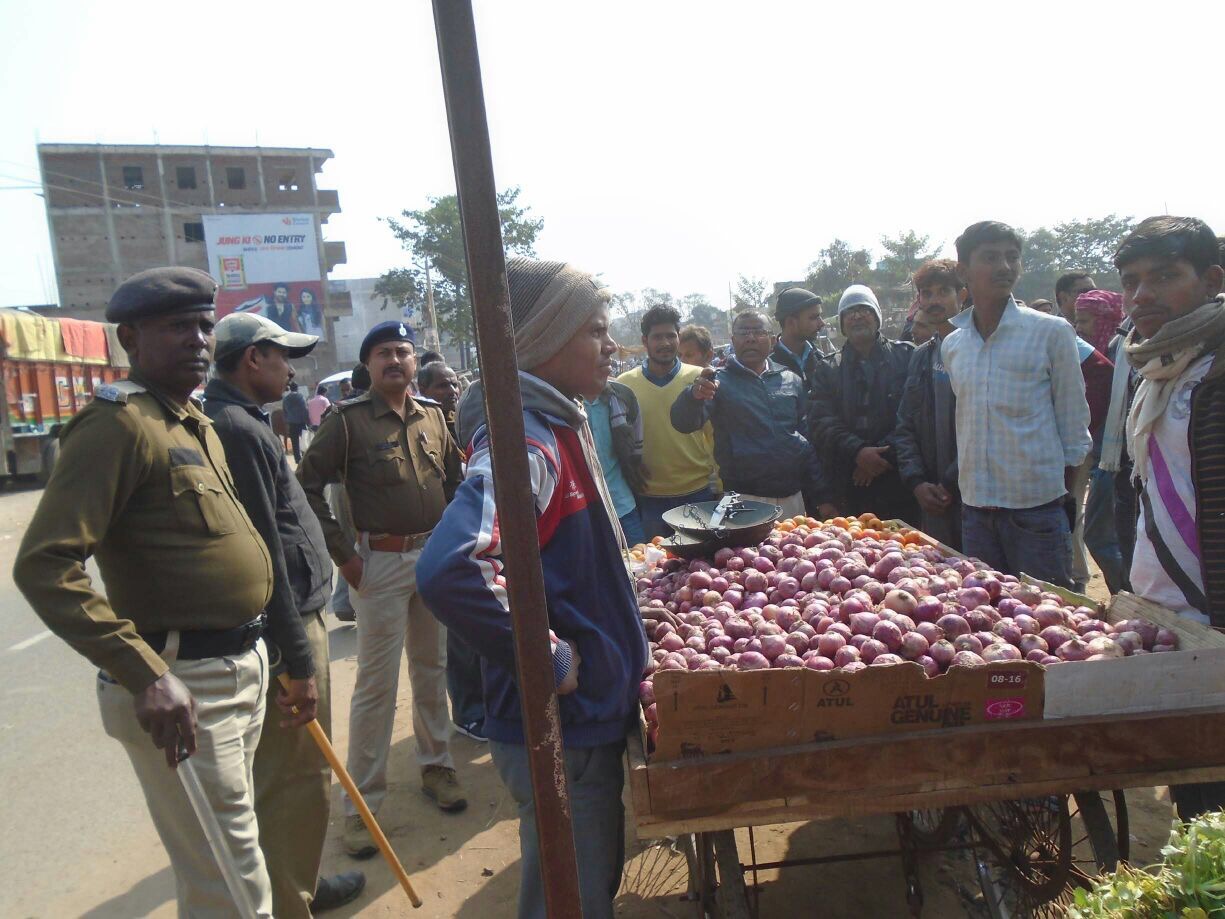 भाखरुआं मोड़ पर जाम की समस्या को सुलझाते पदाधिकारी- सब्ज़ी बिक्रेताओं का जगह बदला गया