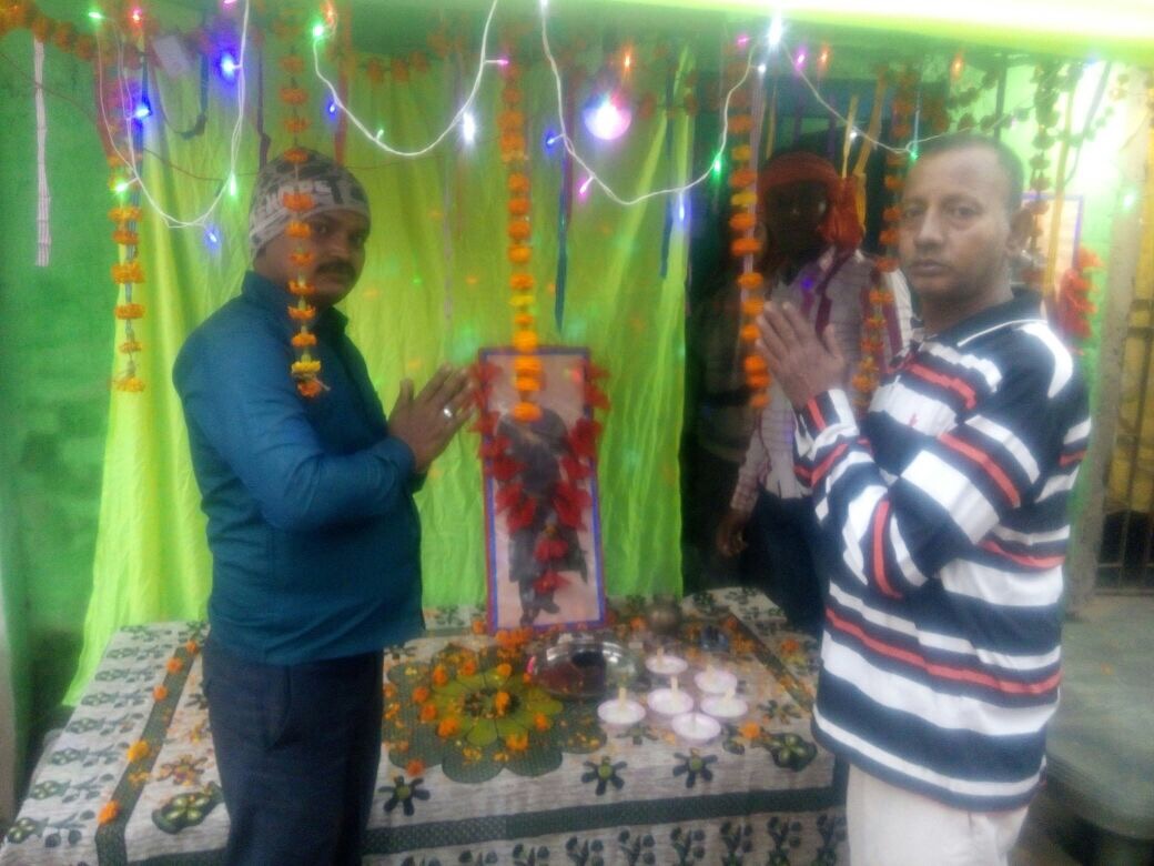 युवा दिवस के उपलक्ष में प्रशाद का वितरण